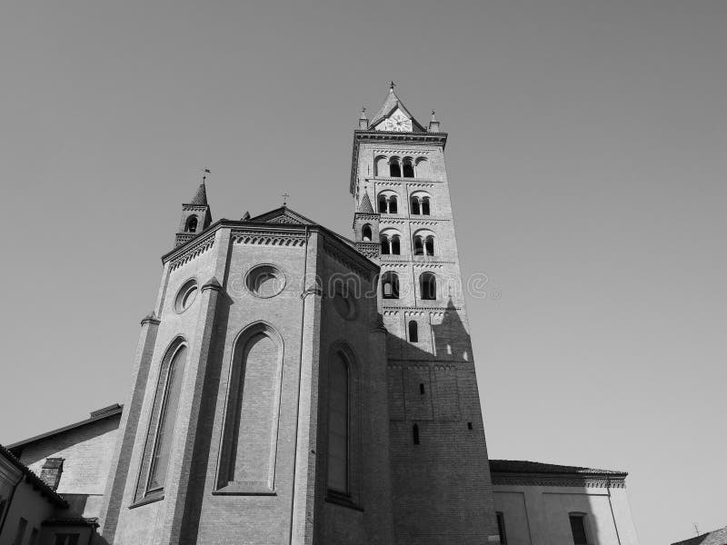 Собор San Lorenzo в Alba в черно-белом стоковая фотография
